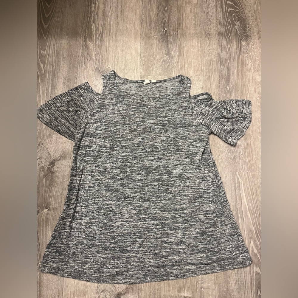 Women's Gap Maternity Gray Top with Cut Out Shoulders- Size M- Pre-owned